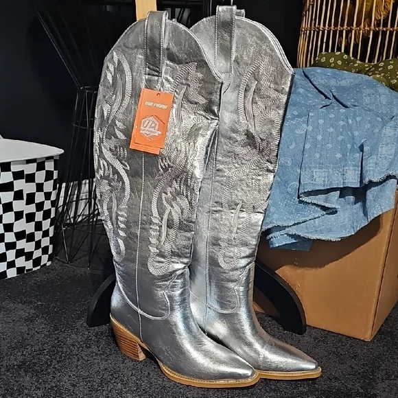 Silver Western Cowboy Boots - Picture 1 of 7